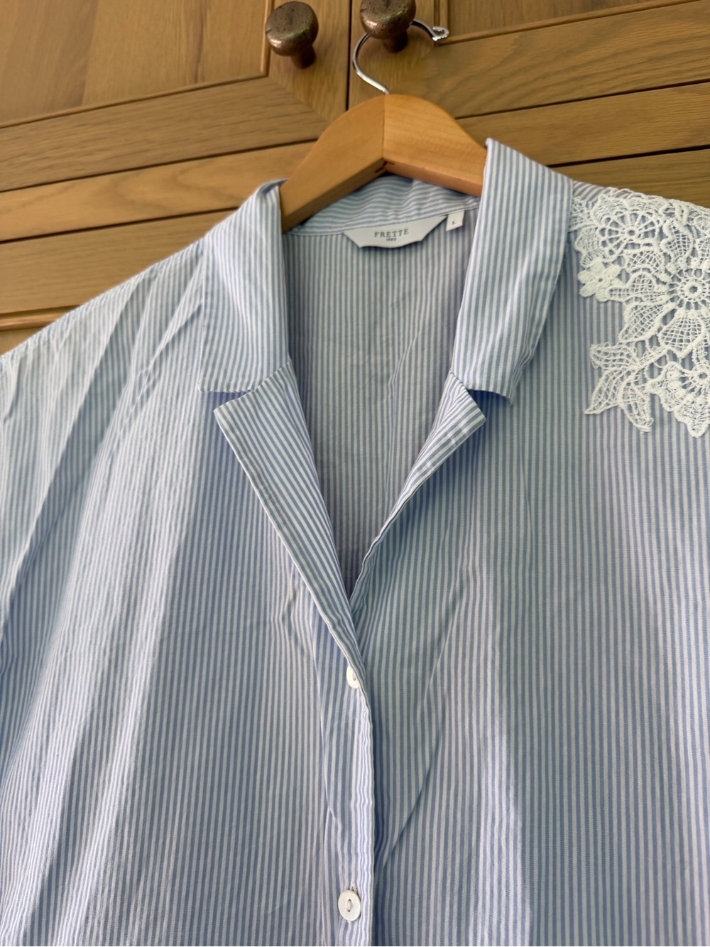 Frette Light Blue Pinstripe Button-Front Nightshirt with Lace Applique / large - Picture 2 of 13